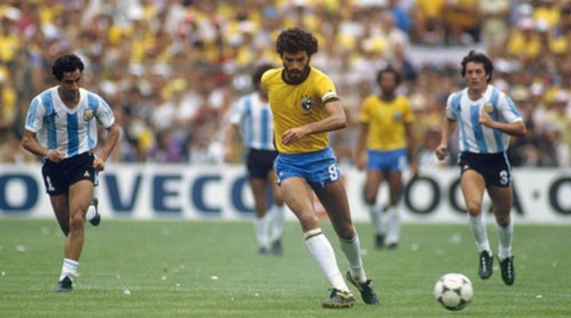 Socrates bắt đầu sự nghiệp bóng đá chuyên nghiệp vào năm 1974