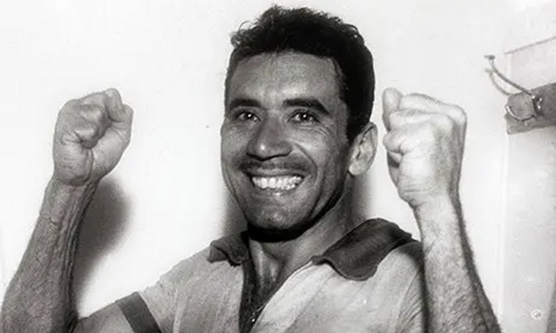  Nilton Santos là cầu thủ chuyên nghiệp nổi tiếng giữ thế kỷ XX